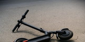 Maloljetnik teško ozlijeđen nakon pada s električnog romobila