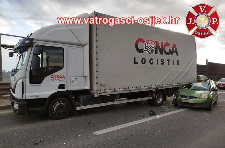 Policija: Automobil udario u kamion zaustavljen zbog kvara, promet bio zatvoren gotovo dva sata