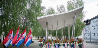 Beli Manastir obilježava Dan državnosti polaganjem vijenaca kod spomen-obilježja „Hrvatska zemlja”