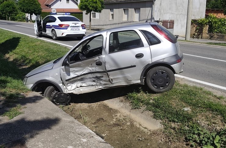 Dvije osobe ozlijeđene u prometnoj nesreći u Kneževim Vinogradima