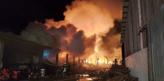 54 vatrogasca s 14 vozila gasila požar u Podolju: izgorjeli hala sa sijenom, kombajn i traktor