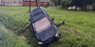 Pijan sletio u kanal, automobil se prevrnuo na bočnu stranu, vatrogasci izvlačili ozlijeđene