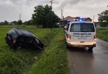 Nakon slijetanja s ceste automobil završio na krovu, dvije osobe prevezena u KBC Osijek