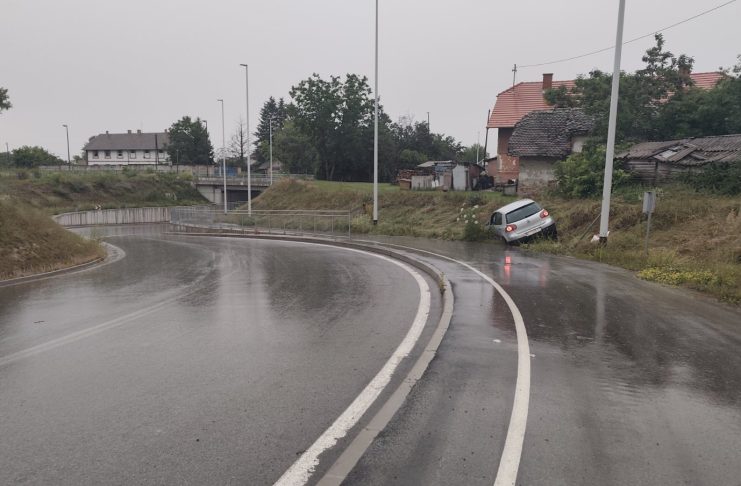Pijan i bez vozačke sletio s ceste u Belom Manastiru, prijeti mu kazna od najmanje 3.030 eura