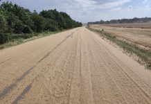 Više od 300 metara ceste prekrila pšenica, došlo i do slijetanja vozila