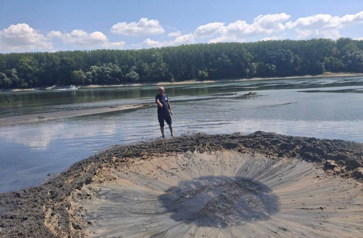 Kod Batine uništene dvije avionske bombe teške po 150 kilograma, nakon eksplozije ostao veliki krater