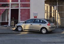 Ukradenim automobilom zabio se u izlog osiguravajuće kuće u Osijeku