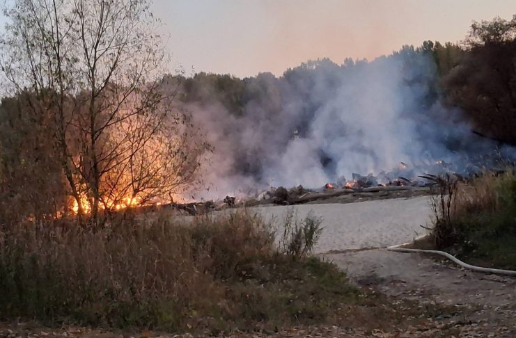 Drama na kupalištu Nova Drava: Kampisti gasili požar, a osoba koja ga je izazvala ponašala se agresivno