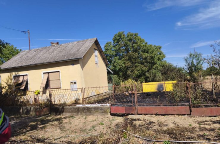 Požar zahvatio strnište, okućnicu i stabla te zaprijetio obiteljskoj kući
