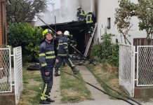 Požar garaže u Belom Manastiru: Interveniralo 11 vatrogasaca, spriječeno širenje vatre na kuću