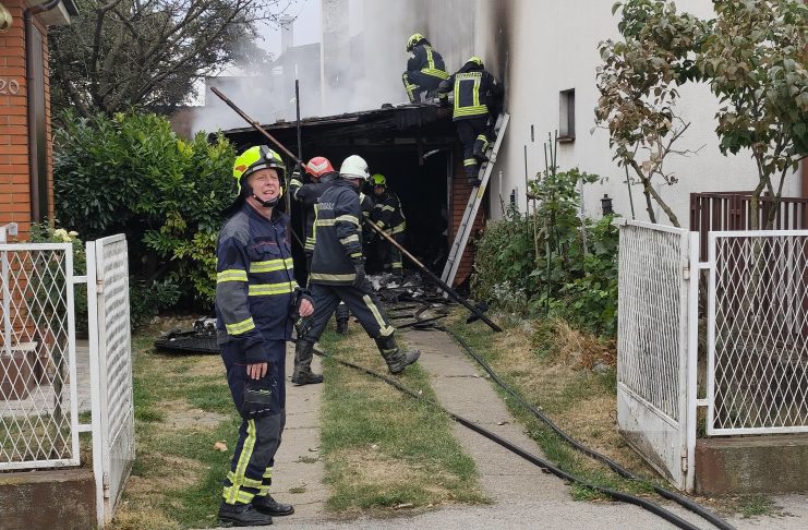 Požar garaže u Belom Manastiru: Interveniralo 11 vatrogasaca, spriječeno širenje vatre na kuću