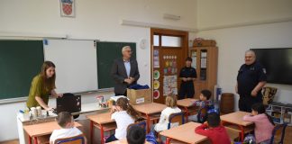 Gradonačelnik i policija posjetili prvašiće OŠ Šećerana: Učili o sigurnosti i dobili prigodne poklone