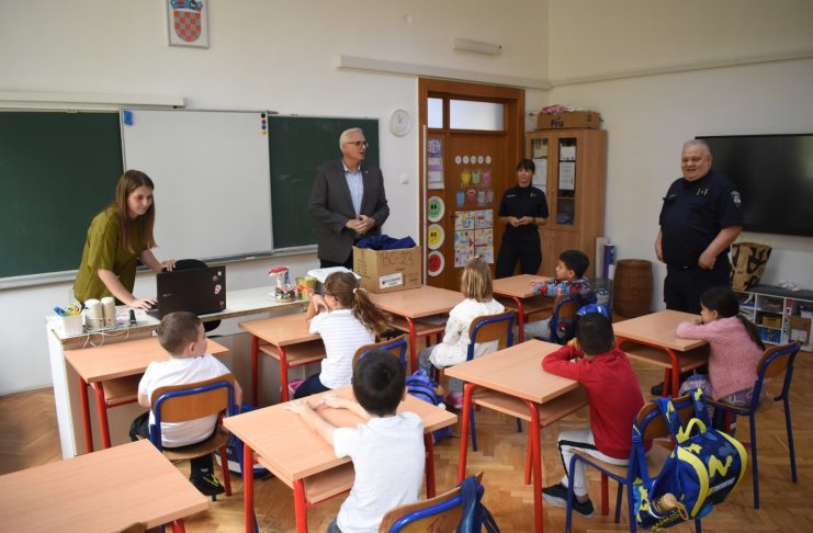 Gradonačelnik i policija posjetili prvašiće OŠ Šećerana: Učili o sigurnosti i dobili prigodne poklone