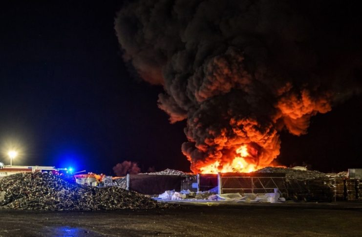 Veliki požar u krugu Drava Internationala u Osijeku brzo stavljen pod kontrolu