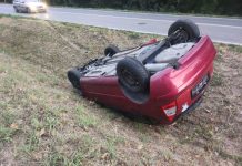 Vozač izgubio nadzor nad automobilom, sletio u kanal i završio na krovu, navodno imao više od dva promila