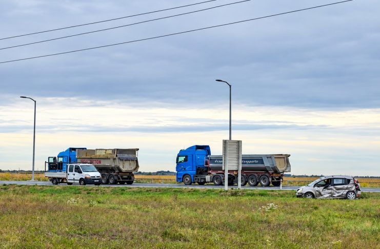 Kamion udario u automobil kod Petrijevaca: Vozač poginuo, suvozačica završila u KBC-u Osijek