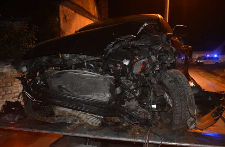 Prometna nesreća u Lugu: Mladi vozač automobilom sletio u kanal i udario u rasvjetni stup, tri osobe prevezene u KBC Osijek